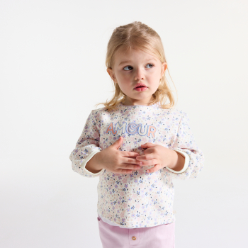 سترة من الصوف الناعم منمقة برسوم، باللون الأبيض للفتيات الصغيرات